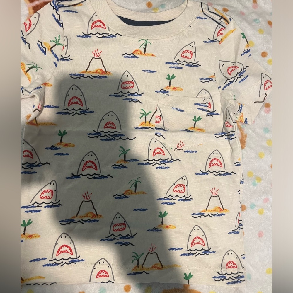 NWOT 85CM/2T Hanna Andersson shark pocket tee shark print all over